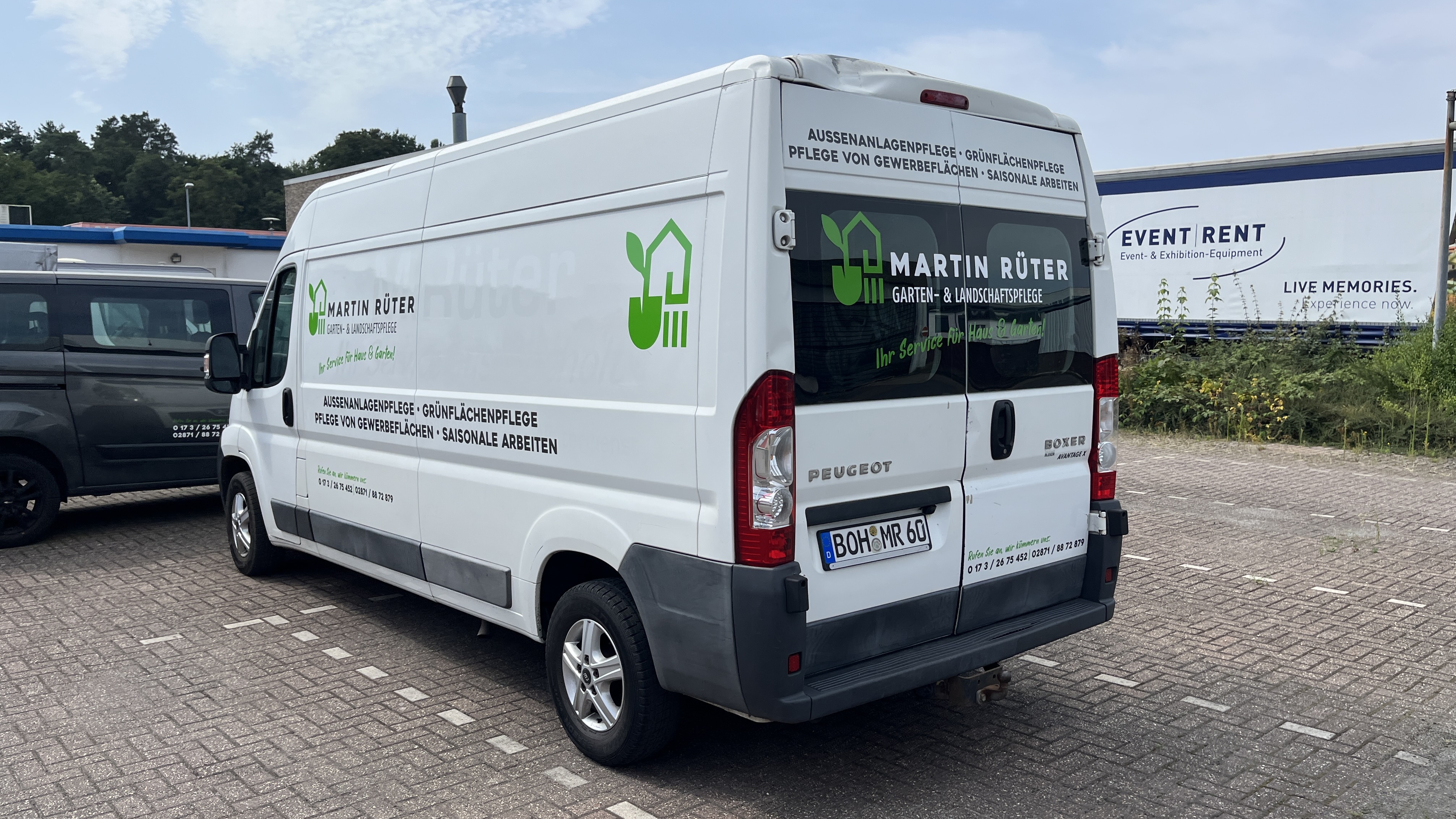 Beschrifteter Peugeot Boxer von Martin Rüter in der Seiten- und Heckansicht