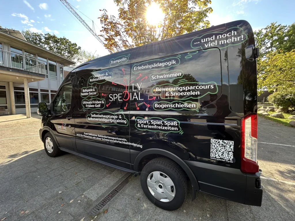 Beschrifteter Ford Transit von Special Fly in der Dreiviertelansicht