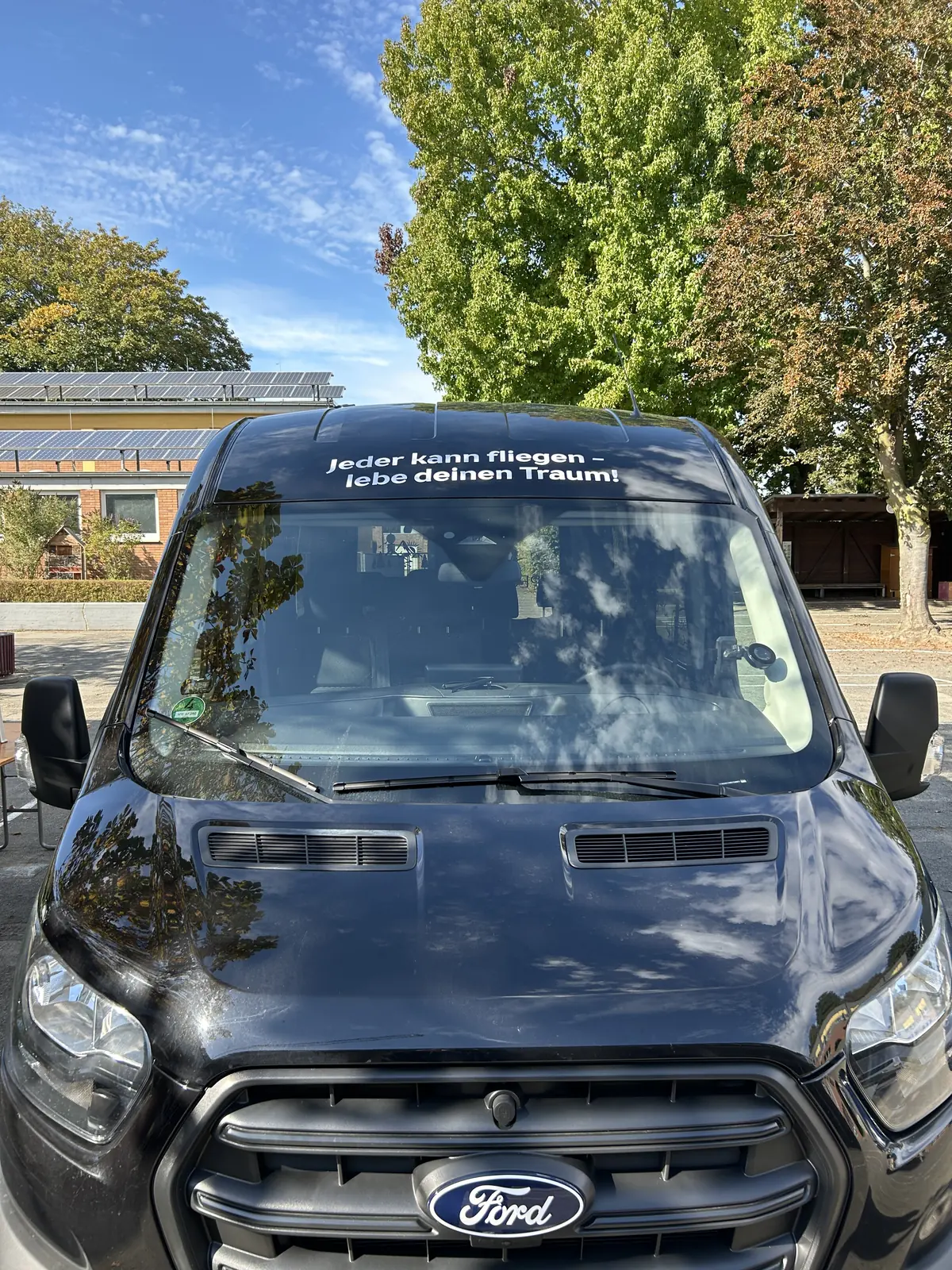Frontansicht des Ford Transit von Special Fly mit dem Claim Jeder kann fliegen