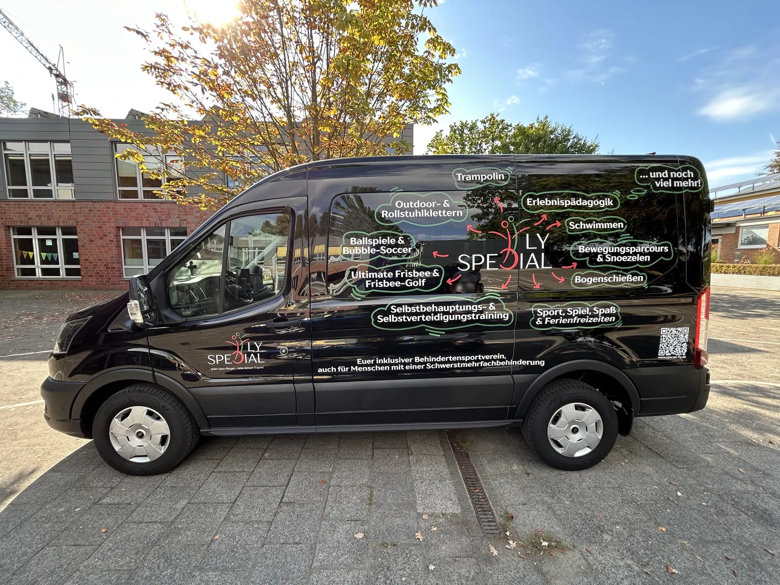 Fahrzeugbeschriftung für Special Fly auf der linken Seite des Ford Transit
