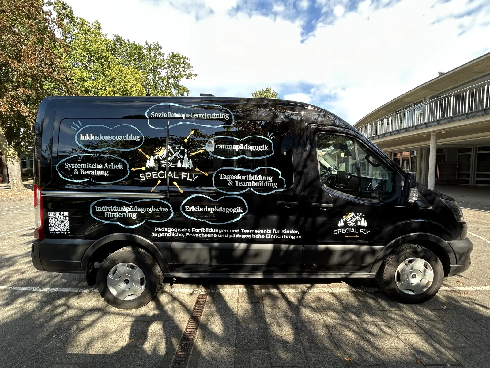 Fahrzeugbeschriftung für Special Fly auf der rechten Seite des Ford Transit
