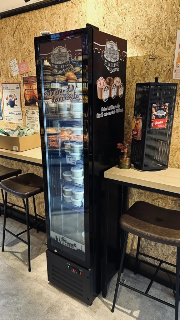 Folierter Kühlschrank der Bäckerei Gildhuis für Bokeltse Eiscreme