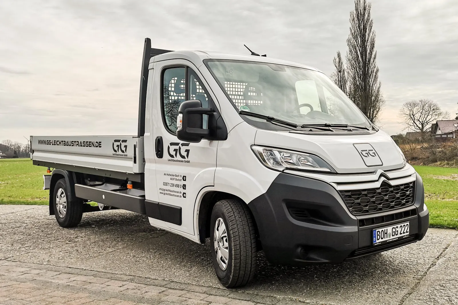 Beschrifteter Citroën Pritschenwagen von G&G Leichtbaustraßen in Bocholt