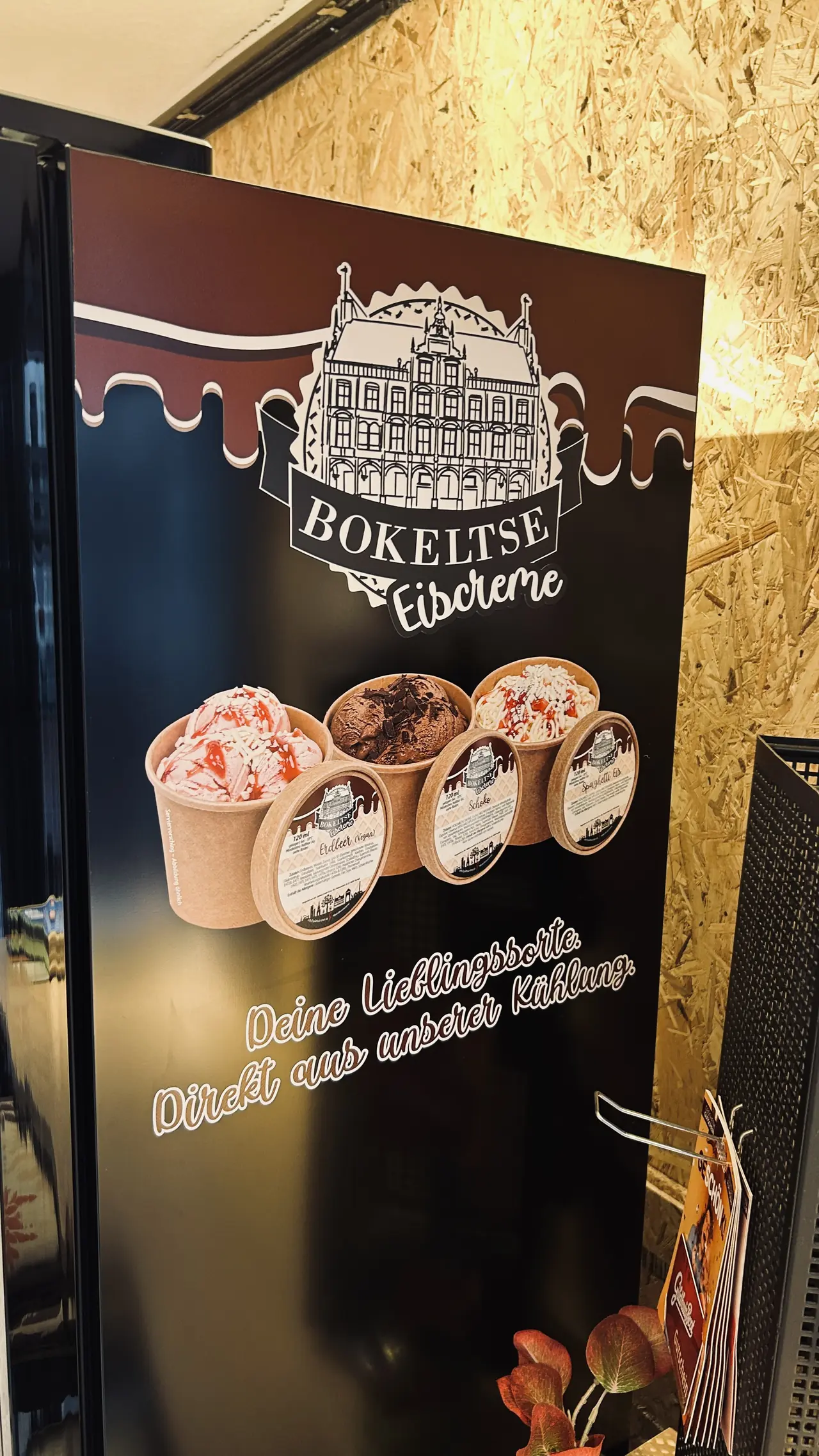 Detail der folierten Kühlschrankseite mit Eisbechern im Bokeltse-Eiscreme-Design