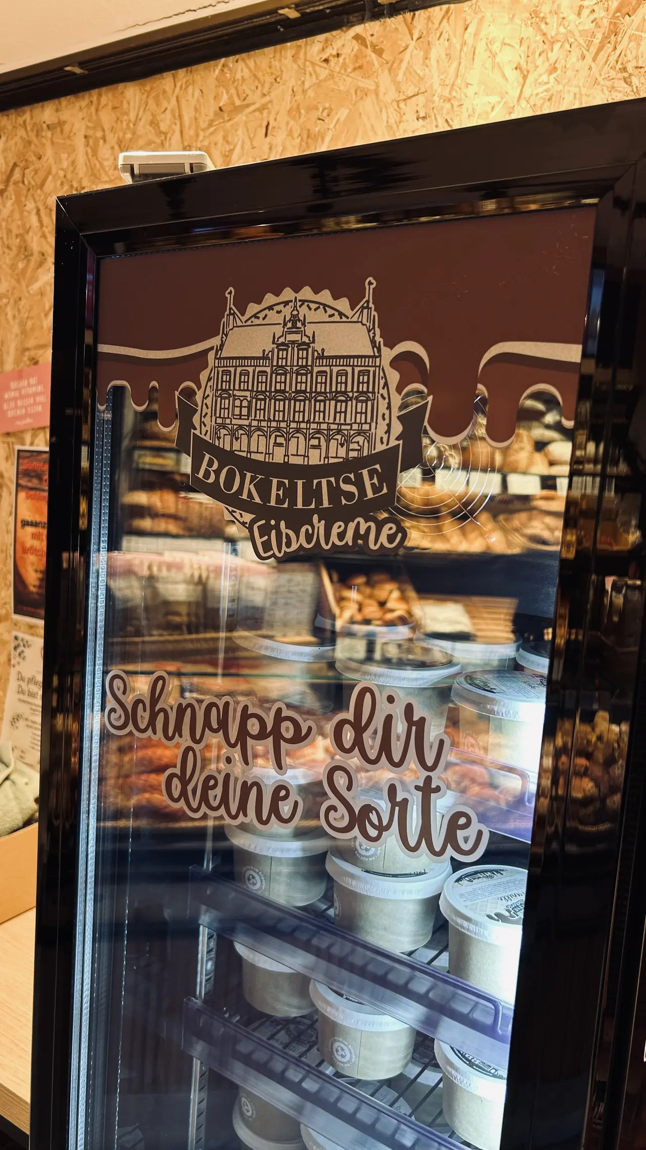 Beschriftete Kühlschrankfront der Bäckerei Gildhuis mit Bokeltse-Eiscreme-Logo